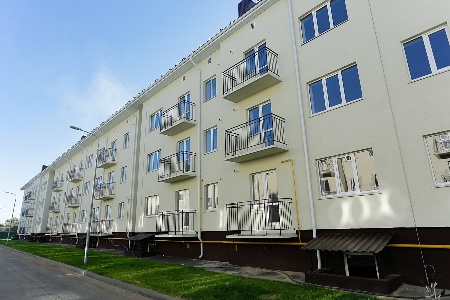 Жители 17 аварийных домов в Волгоградской области получили ключи от новых квартир