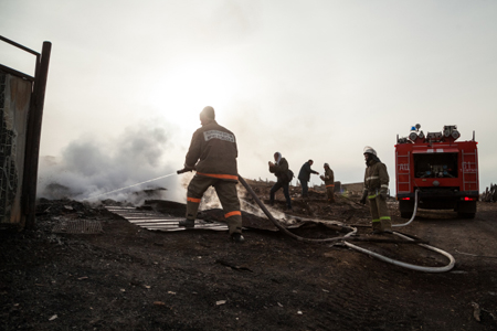 Пять человек стали жертвами пожара в сельском доме на Урале