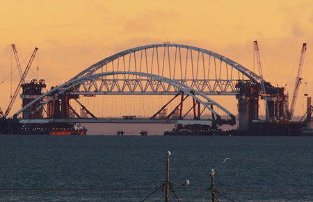Арку Керченского моста начинают поднимать на фарватерные опоры