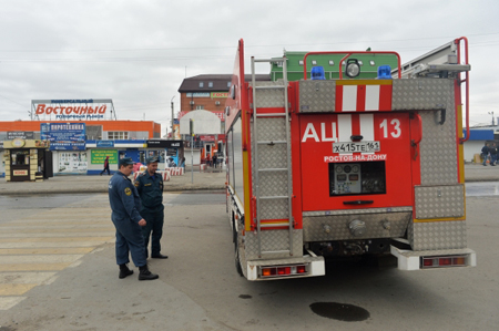 Причиной крупного пожара на рынке в Ростове-на-Дону, предположительно, стали сварочные работы