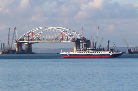 Досрочно открыто судоходство в Керченском проливе, остановленное из-за монтажа арки
