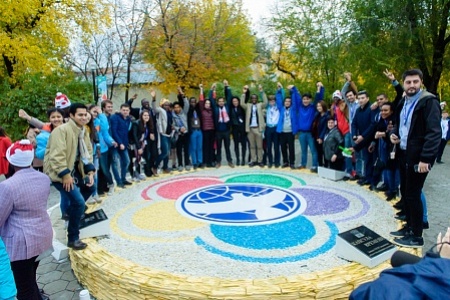 Делегаты всемирного молодежного форума открыли Фестивальную площадь в Оренбурге