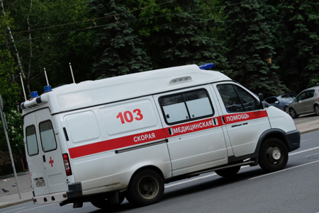 Водитель сбил четырех подростков во дворе дома под Саратовом и скрылся