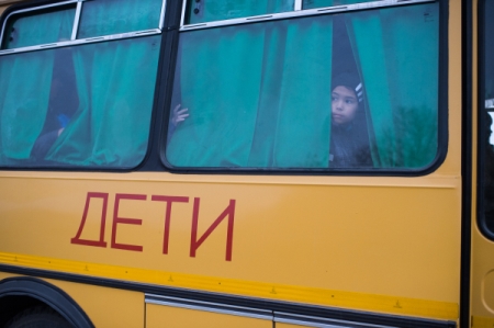 Школьный автобус столкнулся с лесовозом на трассе в Коми, есть жертвы