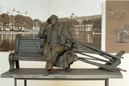 Памятник почитателям романа