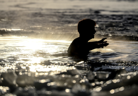 Уфимские "моржи", в том числе трехмесячный мальчик, открыли сезон зимнего плавания в Уфе
