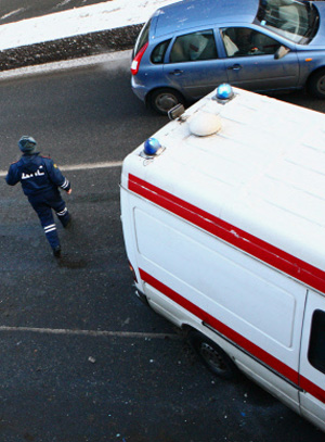 Три человека погибли при столкновении легкового автомобиля с машиной дорожных служб на ЗСД в Петербурге