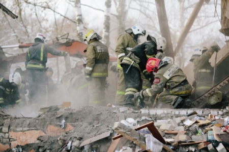 Из-под завалов обрушившегося дома в Ижевске извлечены два человека