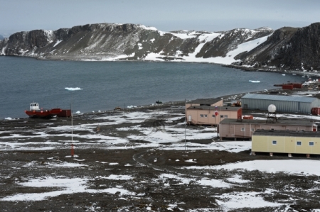 Российские и китайские полярники отметили в Антарктиде годовщину 100-летия Революции