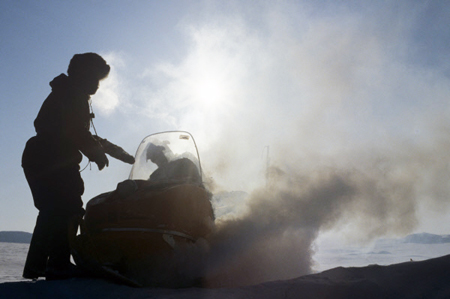 Семья на снегоходе провалилась под лед на Ямале, один человек погиб