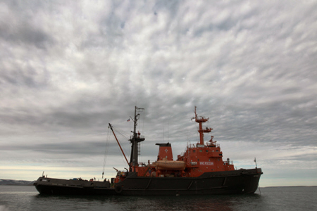 Спасатели сняли рыболовное судно с мели под Анапой
