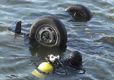Легковушка упала в пруд в Воронежской области: три человека погибли, один пострадал