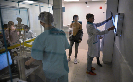 Девять детей госпитализированы из школы в Барнауле из-за задымившейся телефонной батареи