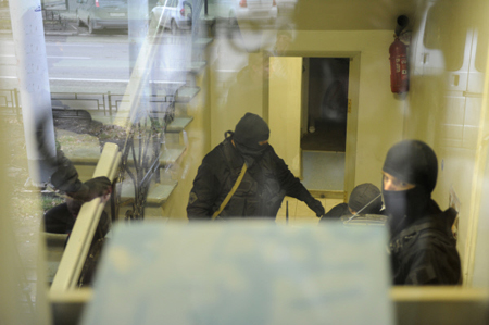 На Урале полиция проводит проверку по факту проникновения группы людей в масках на завод