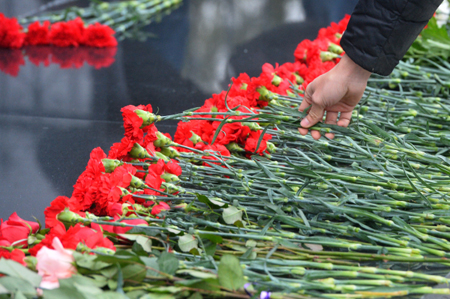 Поклонники творчества Хворостовского несут цветы на ступени центрального входа Красноярской филармонии