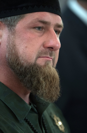 Кадыров остается действующим главой Чечни, заявили в Кремле