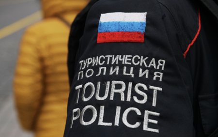 Дополнительные наряды туристической полиции выставили в парке "Зарядье"