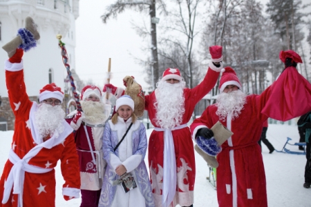 Дед Морозы посоревнуются в метании валенка и обливании водой на съезде в Ханты-Мансийске