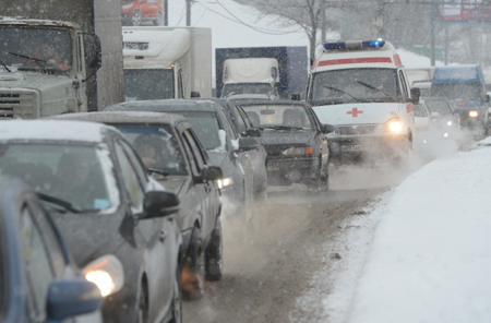 Москвичей просят отказаться от личного транспорта из-за снегопада