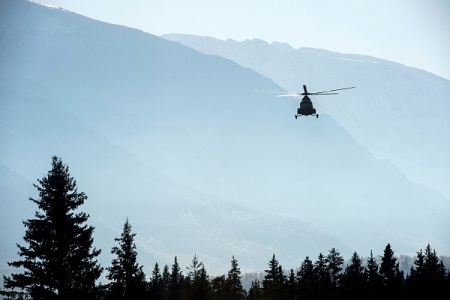 Поиски вертолета продолжаются в Иркутской области, спасатели планируют привлечь к ним малую авиацию