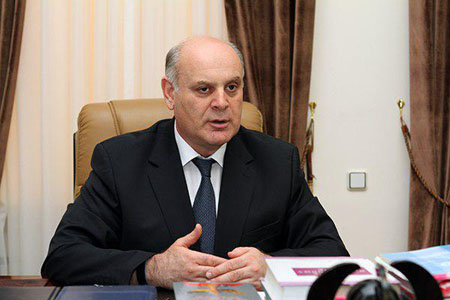 Сопредседатель блока оппозиционных сил Абхазии А.Бжания: "Абхазия должна оставаться президентской республикой, но полномочия парламента по контролю над исполнительной властью должны быть расширены"