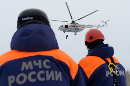 Спасатели и следователи приступили к работам на месте крушения вертолета в Иркутской области