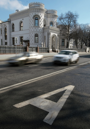 Москве, Петербургу и Севастополю разрешили утверждать перечень транспорта для проезда по "выделенке"