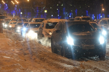Снегопад не прекращается в Петербурге, к вечеру ухудшается трафик на дорогах