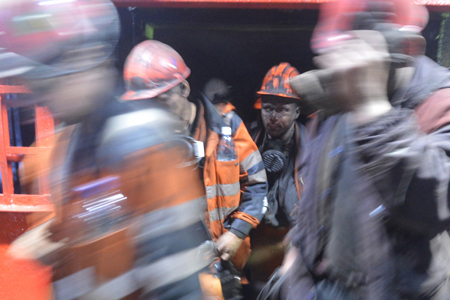 Спасатели начали расширять проход к заблокированным людям на шахте "Есаульская" в Кузбассе