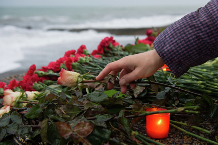 Сочинцы опустили в море цветы и свечи, почтив память погибших год назад в авиакатастрофе
