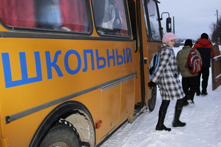 Школьный автобус попал в ДТП в Чувашии, детей осматривают медики