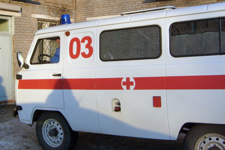 Легковушка врезалась в автобусную остановку в саратовском Балашове, пострадали два человека