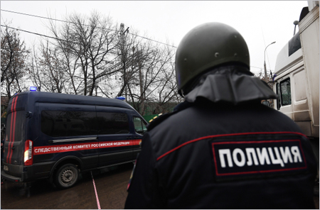 Два человека выведены из здания фабрики "Меньшевик" на юго-востоке Москвы