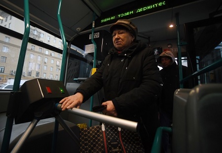 Из московских автобусов с "гармошкой" убрали турникеты