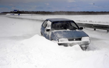 Около 100 автомобилей оказались в снежном плену на юге Сахалина