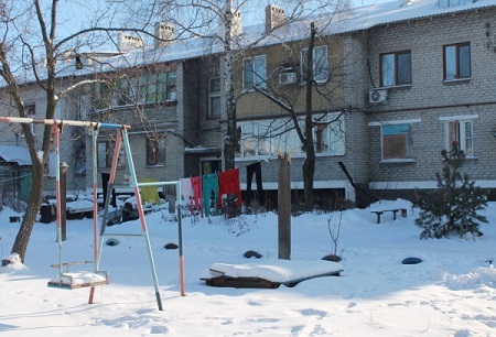 Оставленная без присмотра двухлетняя девочка насмерть замерзла во дворе дома в Оренбуржье