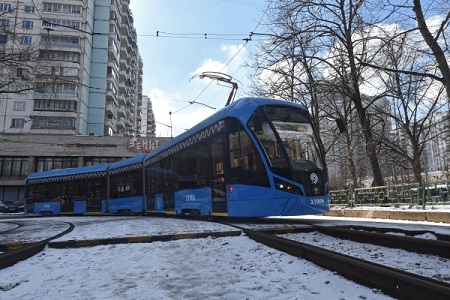 Легковушка врезалась в трамвай в центре Саратова, парализовано движение трамваев четырех маршрутов