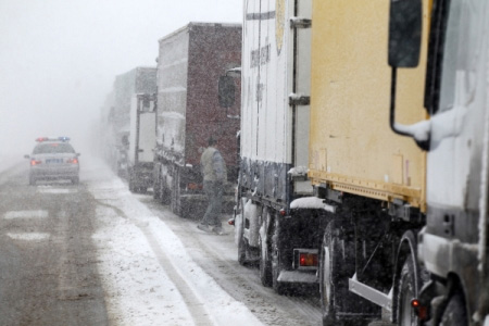 Глава Кемерово временно запретил проезд большегрузам через город из-за снегопада