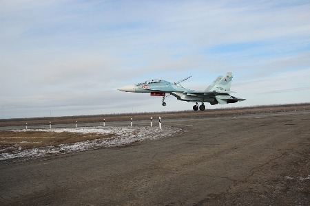 Впервые в истории российской военной авиации летчики ЮВО отработали посадку на автодорогу