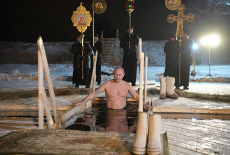 Путин поучаствовал в крещенских купаниях на Селигере