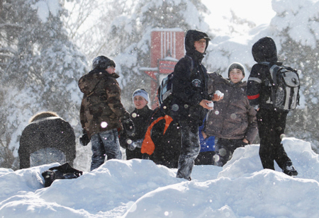 Школьники нескольких городов Урала вновь остались дома из-за сильных морозов