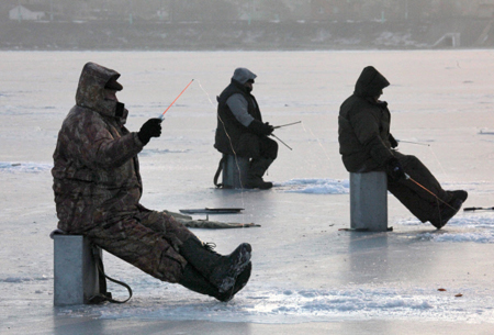 Трое рыбаков провалились под лед на Онежском озере в Карелии