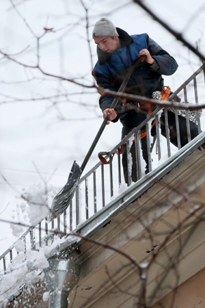 Житель Воронежа госпитализирован после падения на него глыбы льда с крыши