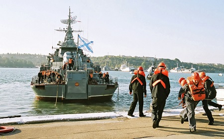 Российский фрегат "Пытливый" проследил за передвижением кораблей НАТО в Черном море