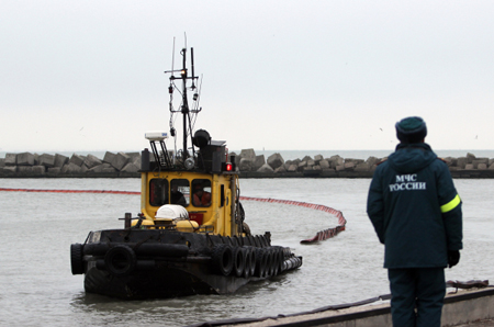 Буксир ЧФ отбуксирует на мелководье получивший пробоину у берегов Крыма турецкий сухогруз