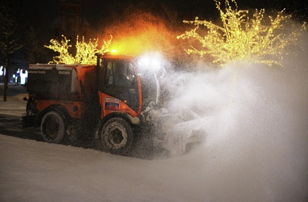 Более 400 рабочих и 500 машин борются с последствиями снежного циклона в Ивановской области