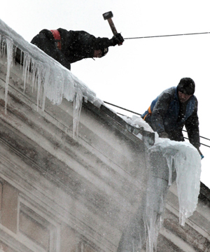 Кровли в Петербурге планируют очистить от наледи и снега в течение трёх дней
