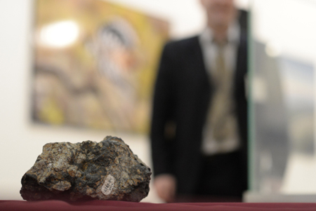 Ученые советуют не трогать осколок челябинского метеорита, хранящийся в историческом музее