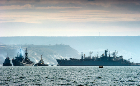 Российские военные отслеживают пребывание эсминцев США в Черном море