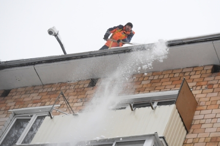 Подросток в тяжелом состоянии госпитализирован после падения наледи с крыши в центре Саратова